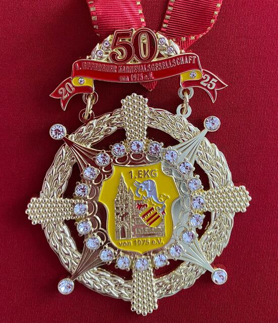 1. Efferener Karnevalsgesellschaft 1975 e.V. 
Zum 50. Jubiläum ist ein schmucker Orden entstanden, bei dem das Wappen des Vereins funkelnd und glitzernd umrahmt wird. | Foto: Stephan Tiefenthal