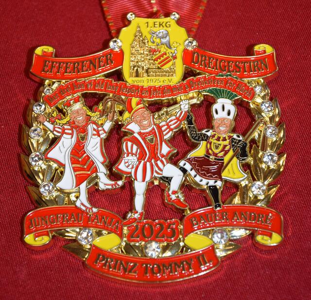 Zum 50. Juiläum der 1. EKG, die das Dreigestirn stellt, ist die Farbgebung natürlich an den Vereinsfarben angelegt. Die schmucken Vertreter des Dreigstirns sind umrahmt vom Motto des Trifoliums und von glitzernden Steinchen. | Foto: Martina Thiele-Effertz