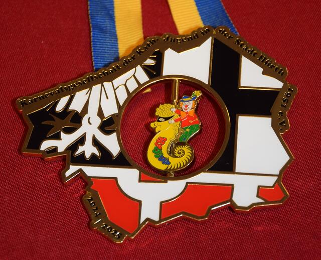 Karnevalsgesellschaft der Katholischen Jugend in der Stadt Hürth 1951 e.V.
Die Stadtgrenzen geben die Form und das Stadtwappen die Farben des Ordens. Da die KaJuJa, die katholische Jugend in der Stadt Hürth ist, dreht sich das KaJuJa-Seepferdchen auch im Zentrum des Ordens. | Foto: Martina Thiele-Effertz