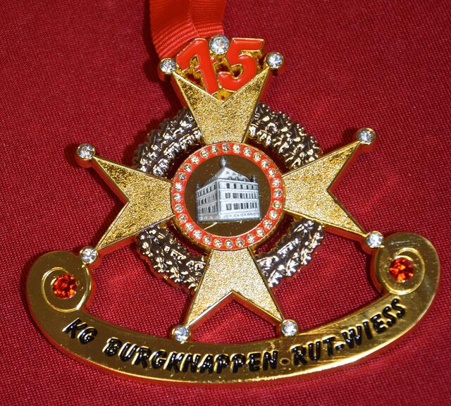 Burgknappen "Rut-Wiess" Hürth-Kendenich 1949 e.V.
Was wären Knappen ohne ihre (Ritter)Burg? Die Kendenicher Wasserburg ist entsprechend das zentrale Motiv des Jubiläumsordens zum 75. Bestehens der Burgknappen. | Foto: Martina Thiele-Effertz