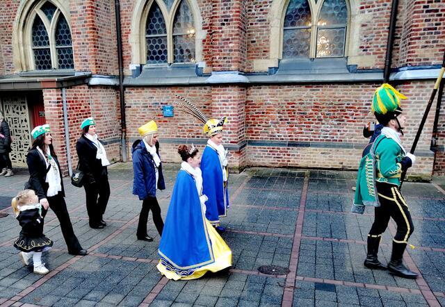 Diszipliniert marschiert Unser Kinderprinzenpaar.  | Foto: Heike Löhrer