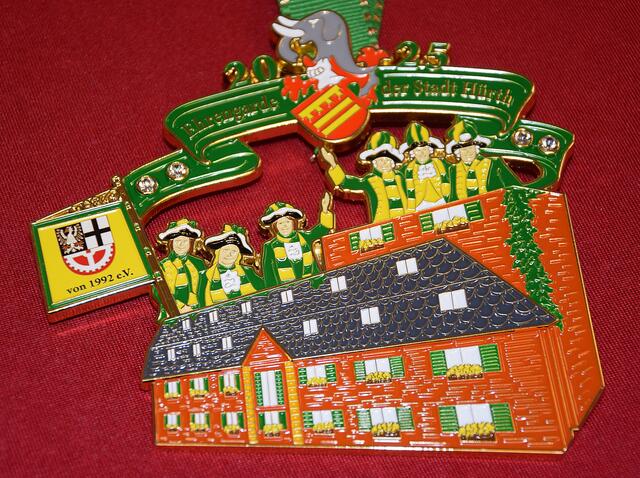 Ehrengarde der Stadt Hürth von 1992 e. V.
Das Motto unseres Ordens ist unsere Burg für die Karnvalsumzüge. Das Foto, das als Grundlage für den Orden dient, wurde in 2024 beim Umzug in Efferen gemacht. Die Ehrengardisten in den Vereinsfarben Grün und Geld wachen über der Hofburg des Vereins. | Foto: Martina Thiele-Effertz