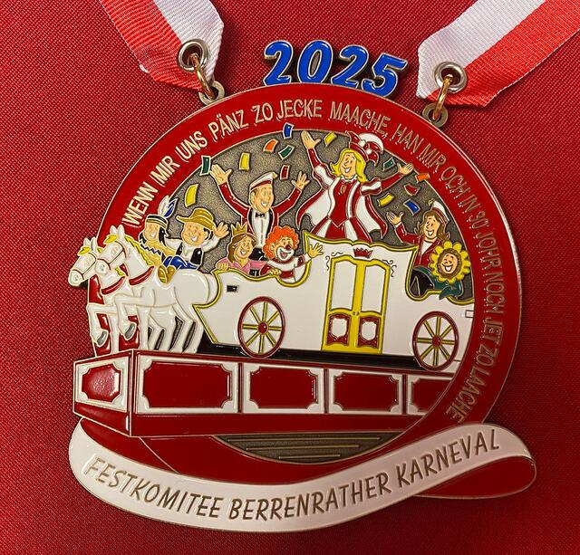Der Prunkwagen des Festkomitees ist das zentrale Motiv des Sessionsordens, der von den traditionellen Farben rot und weiß dominiert wird. Das aufgebrachte Motto erklärt den Plan zur Nachwuchssicherung. | Foto: Stephan Tiefenthal
