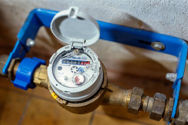 Ein Wasserzähler im Anschlussraum eines Hauses. Symbolbild. | Foto: Detlef Dähne - stock.adobe.com