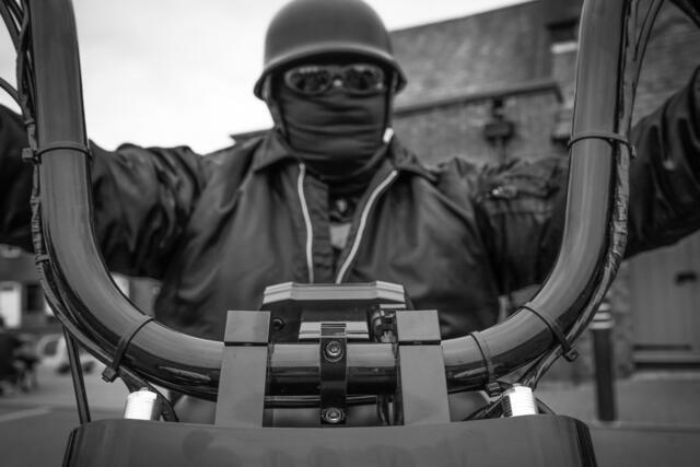 Ein mutmaßlicher Rocker auf seinem Motorrad. Symbolbild.  | Foto: scott - stock.adobe.com