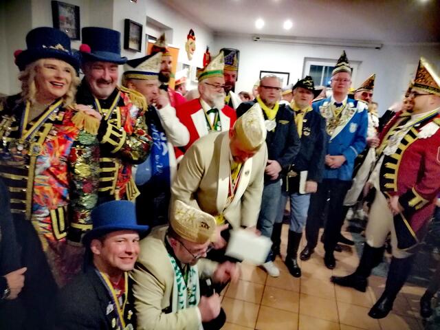 Blaue Zylinder, Präsidenten und Vorstandsmitglieder zahlreicher Vereine kamen und freuten sich über den diesjährigen Sessionsorden der Zuckerknöllche und den harmonischen Abend miteinander.  | Foto: Heike Löhrer
