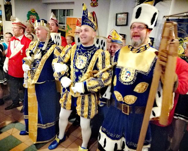 Das Brühler Dreigestirn, Prinz Benny |. (Benjamin Kamarakis), Bauer Ralf (Ralf Schönenberg) und Jungfrau Alexia (Sascha Schamper) begeisterten das Publikum in der Gaststätte „Zur Rheinau". | Foto: Heike Löhrer