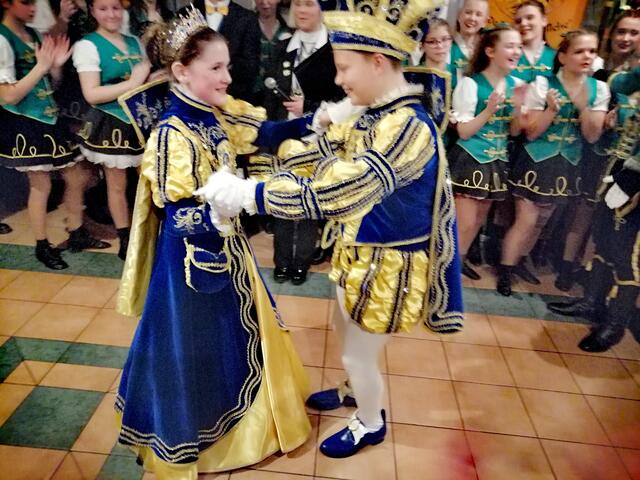 Das Brühler Kinderprinzenpaar, Prinz Julian|. (Julian Fuß) und Prinzessin Mirija (Mirija Ohlert), tanzten sich in die Herzen des Publikums.  | Foto: Heike Löhrer