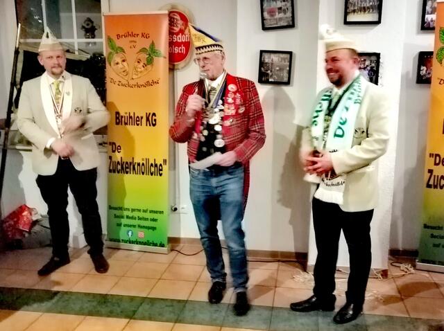 Zugegen auch Bürgermeister Dieter Freytag, (Mitte), der sich über die Einladung freute und ihr folgte.  | Foto: Heike Löhrer