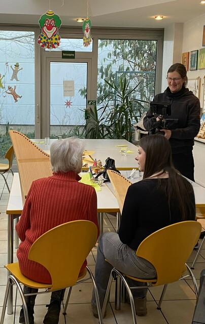 "Profi" Ingrid Eisolt, 91, weiht Schülerpraktikantin Sophie in die Kunst des Veeh-Harfenspiels ein, das dank Unterlegnoten leicht zu lernen ist.  | Foto: Andrea Floß