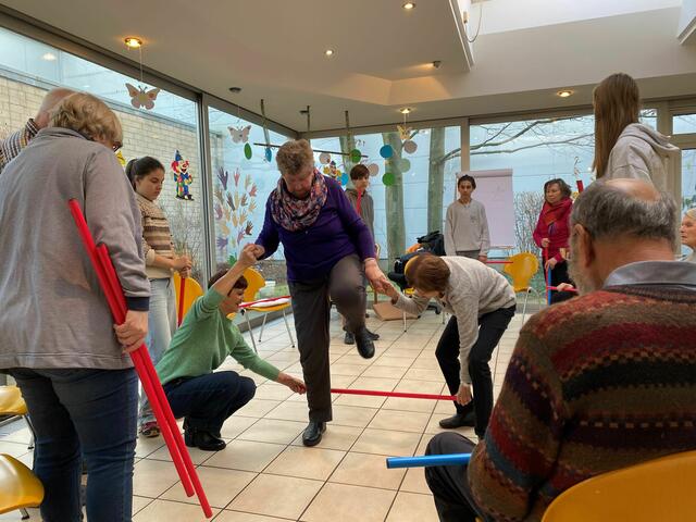 Mit ein bisschen Hilfe der Ehrenamtlichen klappt es auch mit dem Rehasport. Bewegung hält Körper und Geist fit.  | Foto: Andrea Floß
