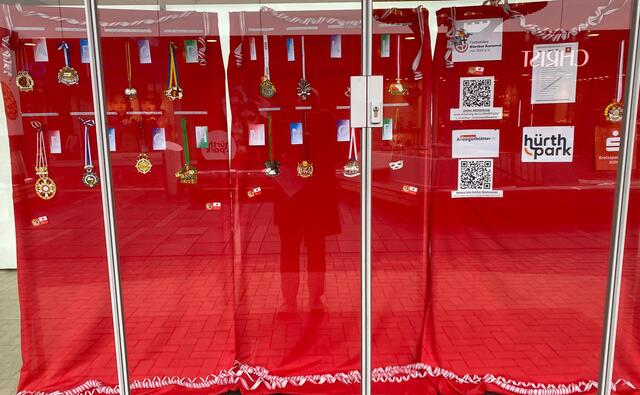 Die Karnevalsorden sind im Hürth Park in einem Schaufenster ausgestellt. | Foto: Stephan Tiefenthal