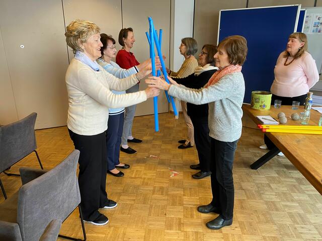 Iris Poloczek-Jordan (rechts) bietet die Bewegungskunst Eurythmie in Hürth als Prävention und Therapie an.   | Foto: Andrea Floß