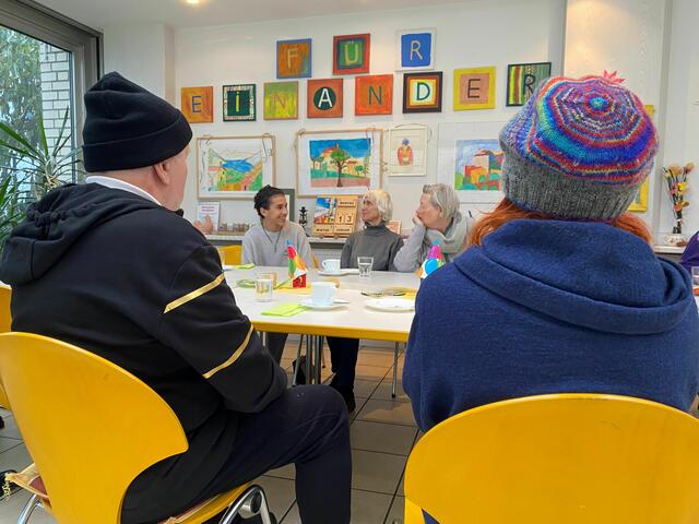 Älteren Menschen mit den Ehrenamtlern von der Gruppe "Füreinander"  eine gute Zeit zu bereiten, macht Schülerpraktikant Noori (15) großen Spaß.  | Foto: Andrea Floß