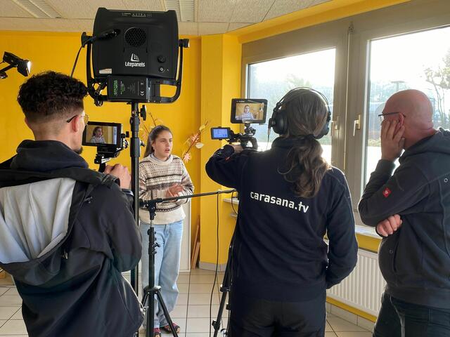 Für einen Ehrenamtsfilm der Alzheimer Gesellschaft berichtet Schülerpraktikantin Laura (15) über ihr Engagement.  | Foto: Andrea Floß