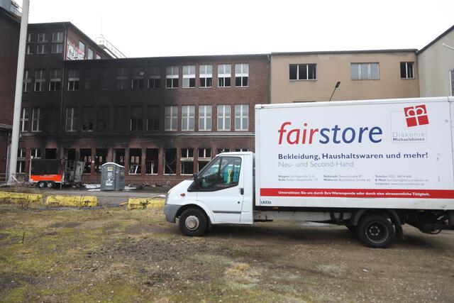 Bei einem Brand in einem Großlager der Diakonie in der Dillenburger Straße in Köln-Kalk ist das gesamte Spendengut von den Flammen vernichtet worden. | Foto: Arton Krasniqi