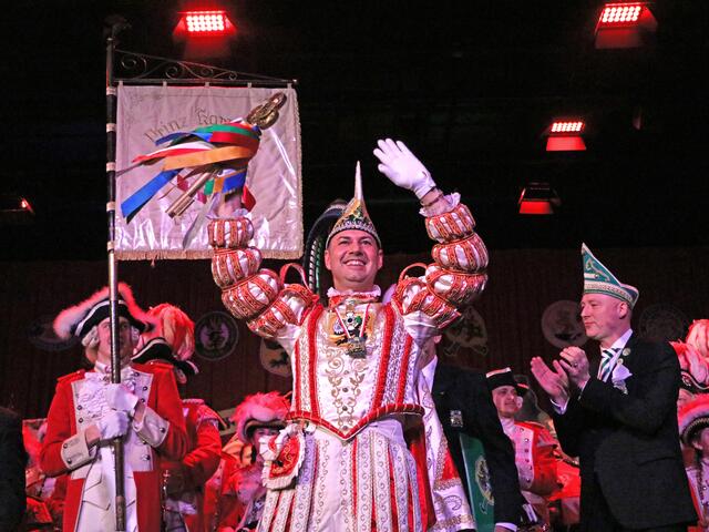 Alle guten Dinge sind zwei: Zum zweiten Mal in seiner karnevalistischen Karriere hat Prinz „Thomas I.“ den Frechener Stadtschlüssel überreicht bekommen.  | Foto: Festkomitee Frechener Karneval