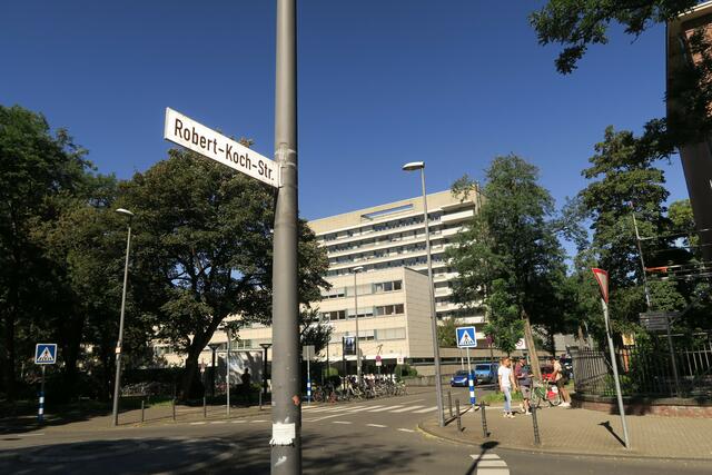 Demnächst mit Zusatzschild: Ihren Namen wird die Robert-Koch-Straße aber behalten.  | Foto: Hermans
