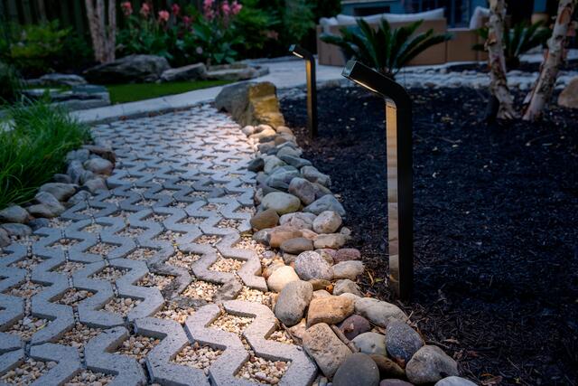 Eine individuelle geplante Gartenbeleuchtung sorgt mit hellen Wegen für mehr Sicherheit. Foto: DJD/www.rainpro.de/Hunter Industries