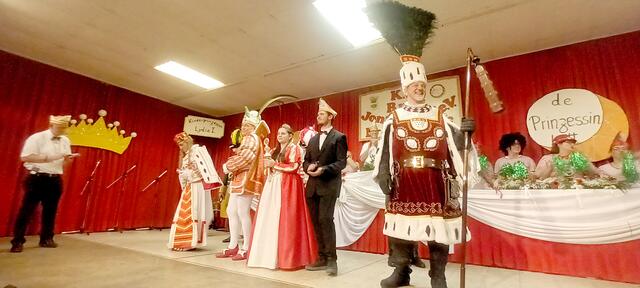 Präsident Jörg Otten und Prinzessin Lydia I. begrüßten - ebenso begeistert wie alle anderen Jecken im Festsaal - das Kölner Dreigestirn bei der KG Brav-Jonge in Kierdorf. | Foto: KG Brav-Jonge