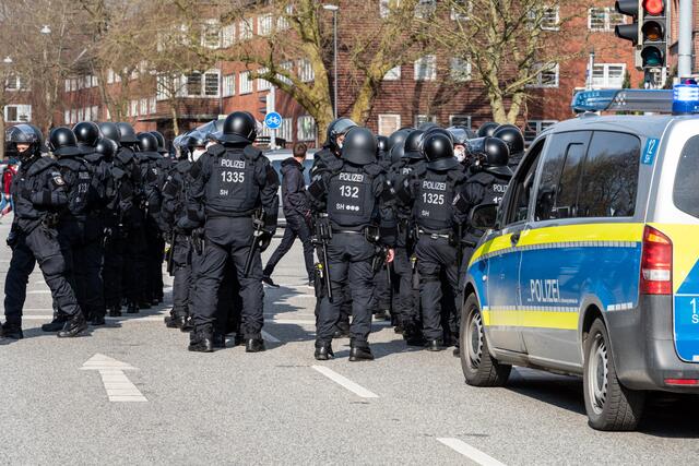 Polizisten sichern eine Kreuzung bei einer Demonstration. Symbolfoto. | Foto: penofoto.de - stock.adobe.com