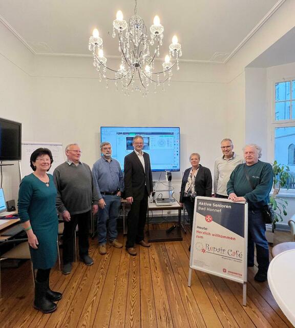 Vertreter des Repair-Cafés und der Kreissparkasse Köln freuen sich über die neuen Möglichkeiten, die durch den 3D-Drucker umgesetzt werden können.  | Foto: Nathalie Brincks