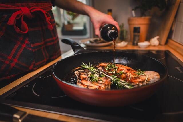 Fleisch gehört für viele Menschen zum Speiseplan. | Foto: NGG | Tobias Seifert