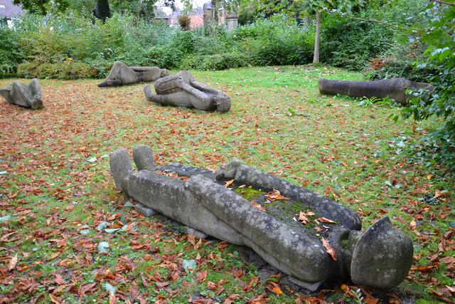Die Skulpturengruppe „Die Opfer“ des Kölner Bildhauers Willy Meller auf dem Alten Friedhof bei St. Audomar in Frechen. Die fünf Figuren heißen: „Der Soldat“, „Die Mutter“, „Die Jugend“, „Der Gefangene“ und „Der Verhungerte“. Sie stehen für die 60 Millionen Opfer des 2. Weltkriegs.  | Foto: Lars Kindermann