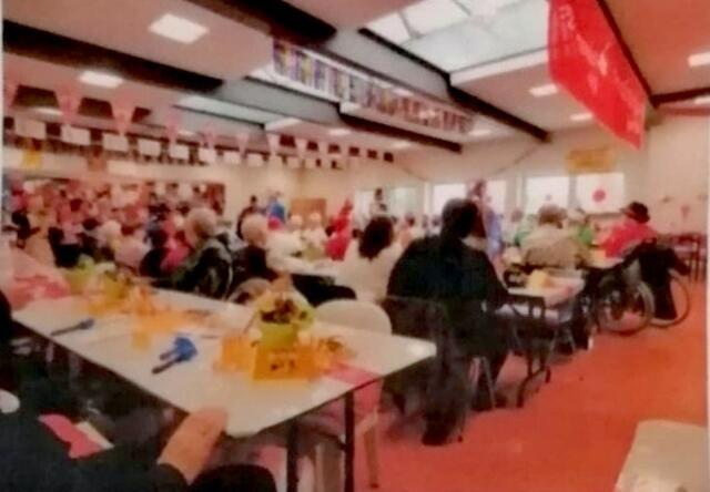 Seniorensiztung in der Schulaula der Regenbogenschule, eine beliebte Veranstaltung.