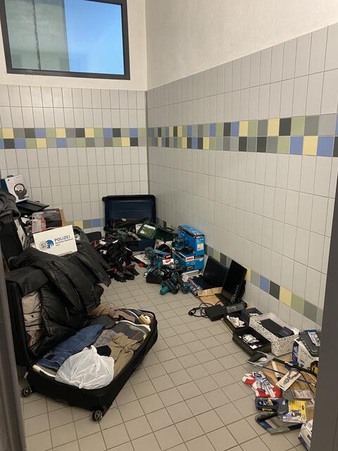 Bei der Durchsuchung des Hotelzimmers fanden die Beamten Ware im Wert von über 30.000 Euro.  | Foto: Polizei Köln