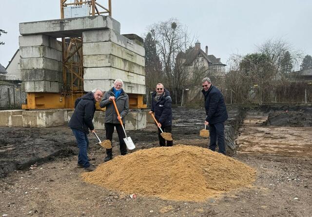 Spatenstich für den Bau von 30 Wohnungen in Vochem: (v.l.) Martin Lichius, Bürgermeister Dieter Freytag, Aufsichtsratsvorsitzender Peter Kirf, Gebausie-Geschäftsführer Thomas Isele. | Foto: Foto Gebausie