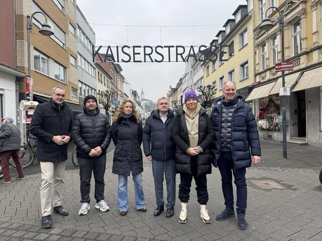 Vor der schwebenden „Kaiserstrasse“: Bürgermeister Stefan Rosemann mit (von links) Sissis Vassiliadis, Vanessa Utrap, Dirk Höfinghoff, Martina Reichenbach und Martin Rosorius.  | Foto: Foto: Stadt Siegburg