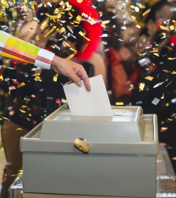 Mitten im Karneval haben Kölner am 23. Februar die Wahl zwischen insgesamt 18 Parteien. | Foto: Basismotiv: stock.adobe.com / Montage: EXPRESS - Die Woche 
