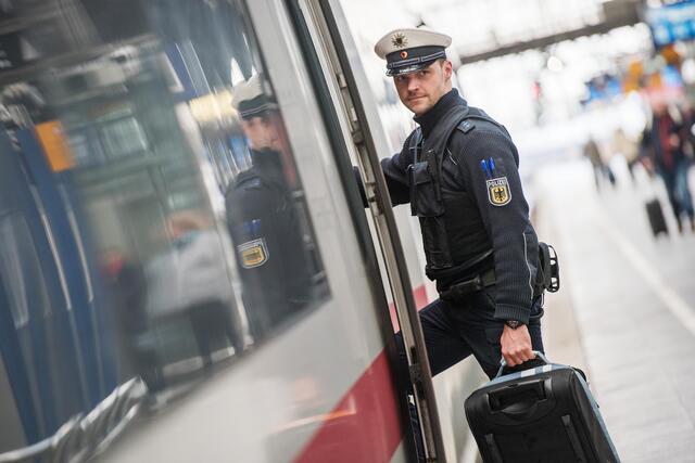 Symbolbild eines Beamten im Einsatz am Bahnhof. | Foto: Bundespolizei