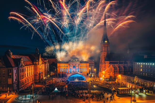 Theaterplatz in Chemnitz: Mit einem Feuerwerk an Ideen wird die Kulturhauptstadtregion Europas ihre Gäste 2025 begeistern. Foto: DJD/Tourismusverband Chemnitz Zwickau Region/Nasser Hashemi