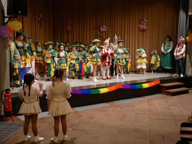 Krönender Abschluss des Nachmittags: der Auftritt von Kinderprinz Noah I. mit den Mini-Fändelschwenkern der Großen Wesselinger Karnevalsgesellschaft 1896 e.V.
 | Foto: Anita Brandtstäter
