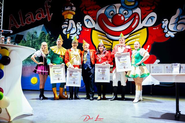 Ludwig Sebus (Mitte) bei der Inthronisation des Festkomitees Hürther Karneval. | Foto: Dirk Loeper