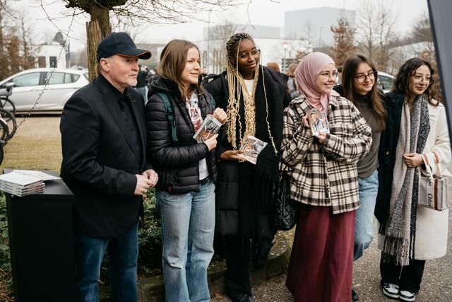 Nach dem Vortrag nahm sich Kelly für jeden der Schülerinnen und Schüler Zeit, führte Gespräche und gab Autogramme. | Foto: Trowista