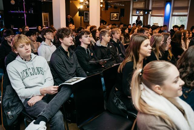 Rund 200 Schülerinnen und Schüler sind fokussiert auf Joey Kellys Vortag. | Foto: Trowista