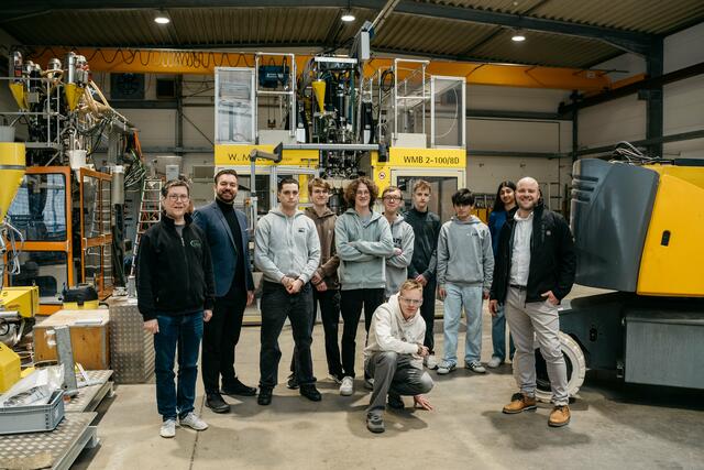 Der Besuch von TROWISTA-Geschäftsführer Alexander Miller (2.v.l) sowie Wirtschaftsförderer Tobias Voits (1.v.r) mit den Schülern bei W. Müller, einem der Technologieführer im Bereich Extrusionsblasformen, begeisterte von Anfang bis Ende. | Foto: Trowista