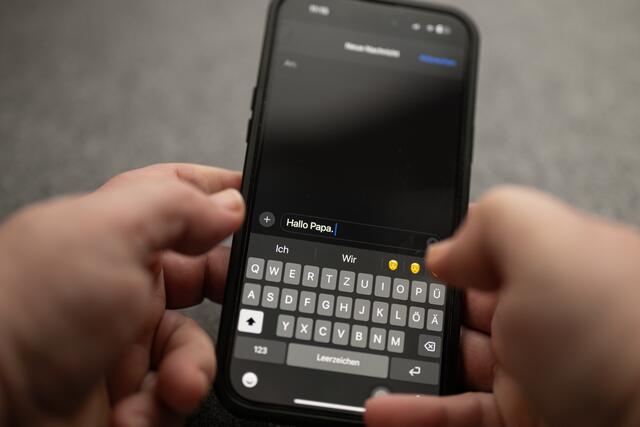 Mit Nachrichten, die die Notlage eines Kindes vorgaukeln, ergaunerte ein kriminelles Netzwerk über 100.000 Euro. Symbolfoto. | Foto: Ulrich Roth - stock.adobe.com