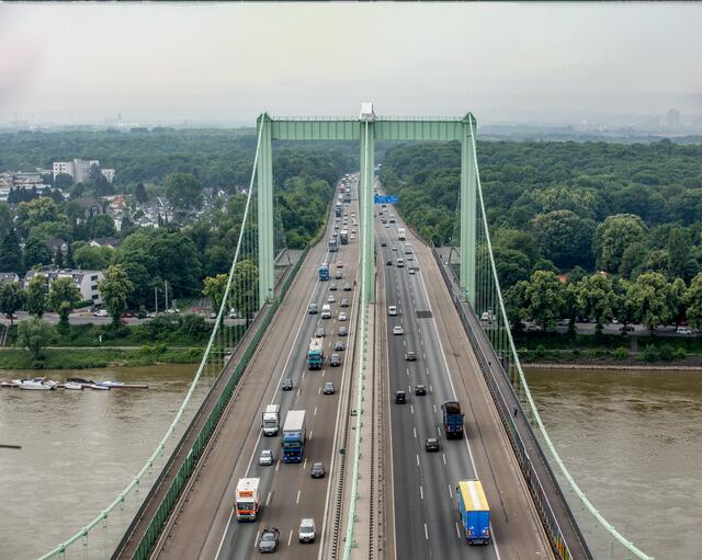Der Bundesverkehrswegeplan sieht vor, die Rodenkirchener Brücke abzureißen und neu zu bauen. | Foto: Schmülgen