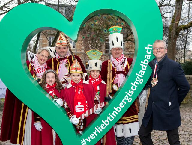 Dreigestirne und Bürgermeister präsentieren die Liebe zur Heimatstadt im Selfie-Herz (v.l.): Die Jungfrauen Steffi (Stephanie Müller) und Cecilia (Fischer), die Prinzen Christina I. (Althaus) und Filip (Petakovic), die Bauern Michael (Schlaeger) und Niklas (Lehmann), sowie Bürgermeister Frank Stein. Foto: Axel König