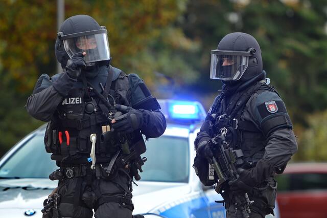 Das Bild zeigt Beamten eines Sondereinsatzkommandos. Symbolbild. | Foto: NEWS&amp;ART - stock.adobe.com