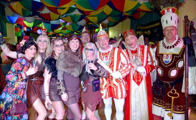 Das Rheidter Dreigestirn genießt offensichtlich das Bad in der Menge