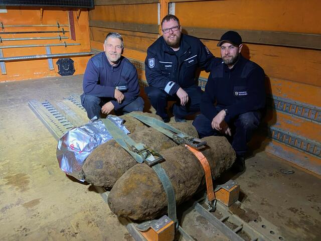 Sichtlich erleichtert sind die Experten nach erfolgreicher Entschärfung von zwei der insgesamt drei Blindgänger aus dem zweiten Weltkrieg. | Foto: Stadt Köln