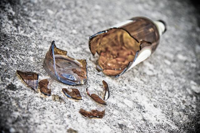 Ein zerbrochene Glasflasche liegt auf dem Boden. Symbolfoto. | Foto:  Francesco Scatena - stock.adobe.com