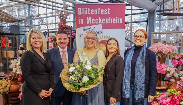 v.l.: Nadine Mühlenberg-Schlösser, Bürgermeister Holger Jung, Blütenkönigin Annina Engels, ehemalige Blütenkönigin Antonia Augenstein und Gastgeberin Katharina Ley am 21.02.2025 bei der Krönung der Blütenkönigin im Sängerhof in Meckenheim.  | Foto: prl