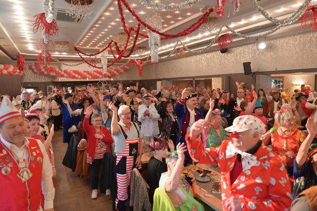 Volles Haus und allerbeste Karnevalsstimmung bei der Seniorensitzung des
Festausschuss Eitorfer Karneval. | Foto: Herkenrath