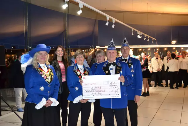 Freude über Platz 1: Die KG Frechener Klütte Köpp überzeugte mit ihrem Finchen sowohl die Jury als auch bei der Online-Abstimmung.  | Foto: Lars Kindermann
